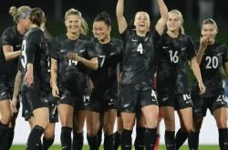 开云体育在线-加拿大女足在比赛中掀起热潮