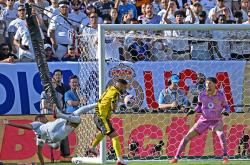 开云体育官网-包含巴塞罗那鏖战马德里竞技，369打破历史纪录宿命之战总决赛，成为赛场最大亮点的词条