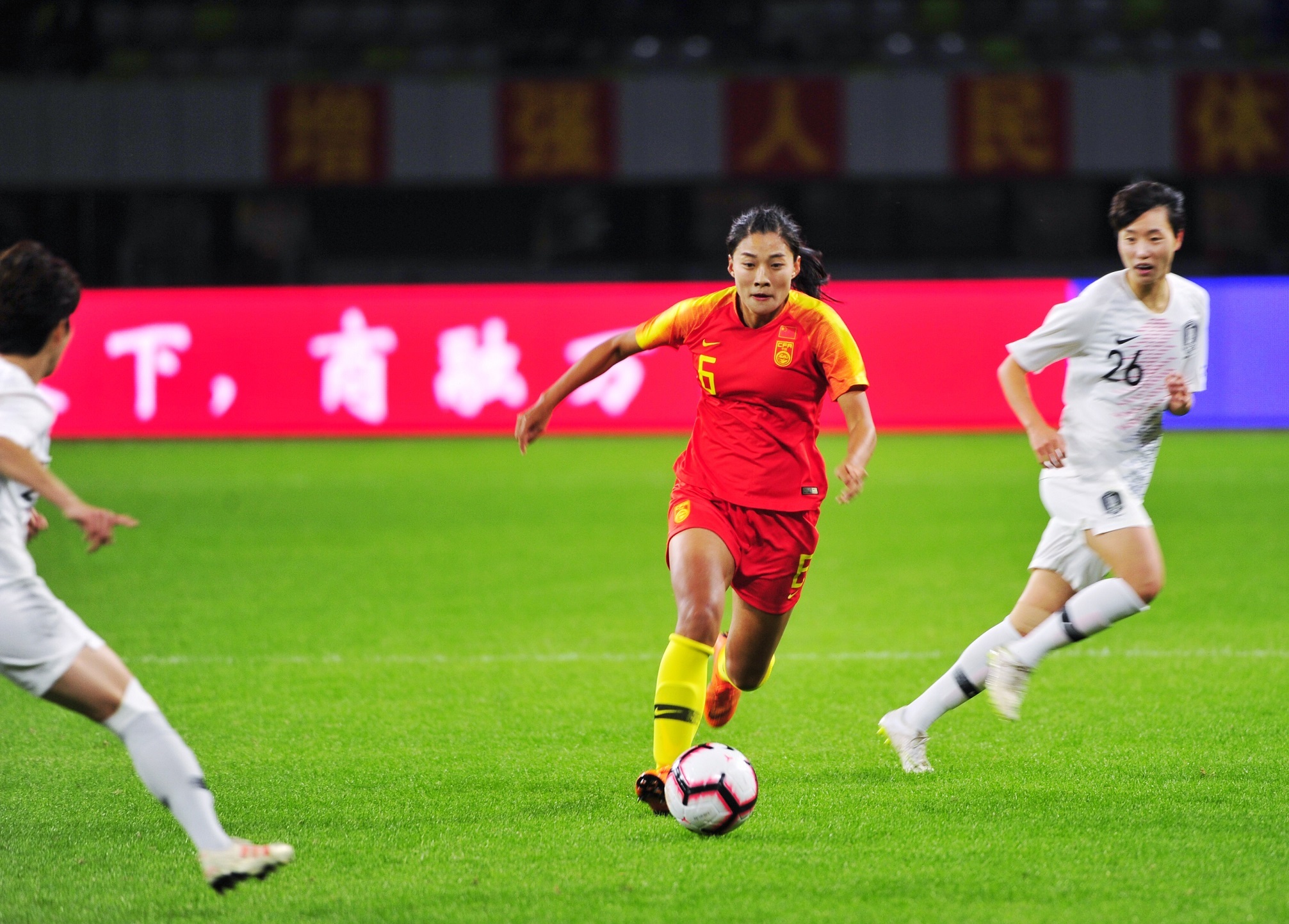 中国女足在比赛中顽强拼搏，夺得胜利