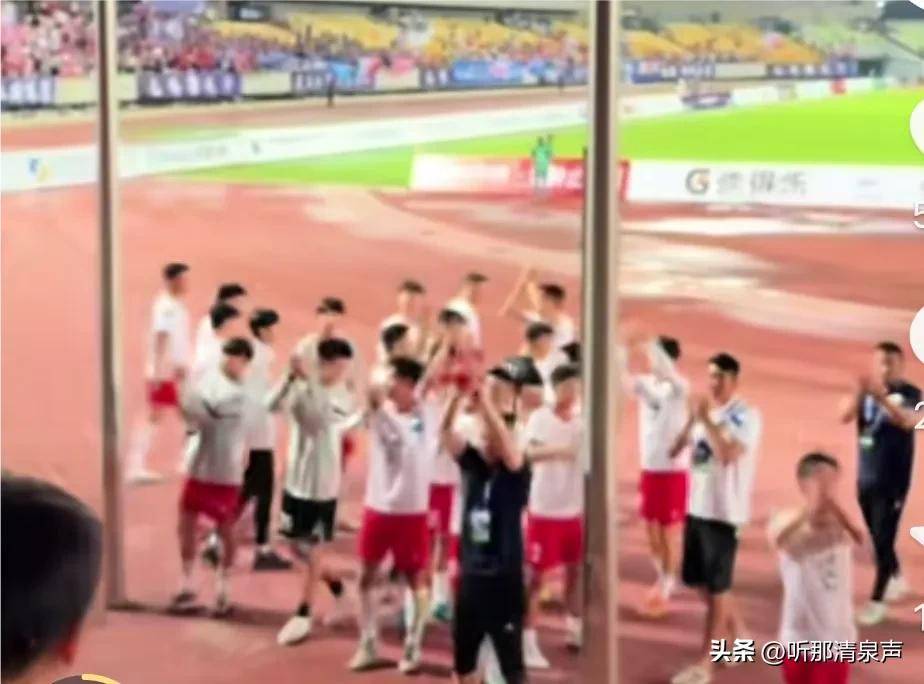 赛场上球员们拼尽全力争夺胜利