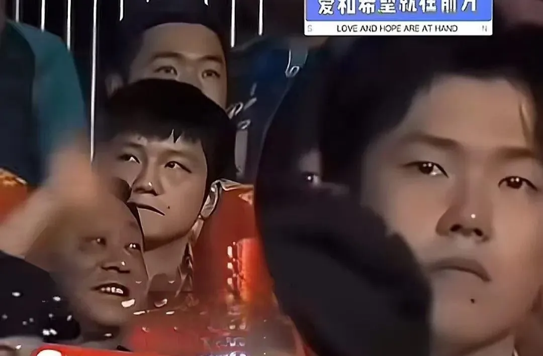 包含体育场上的殊死搏杀，观众眼睛为之一亮的词条