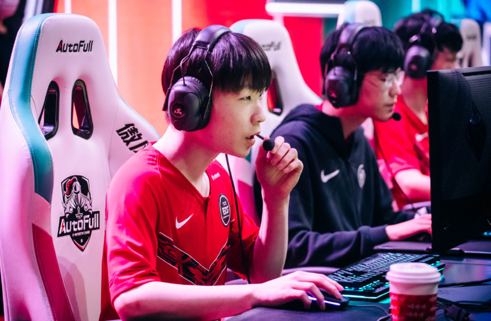 CLG力克BLG，Scout打出惊人五杀成都决赛之夜2:0（广州）