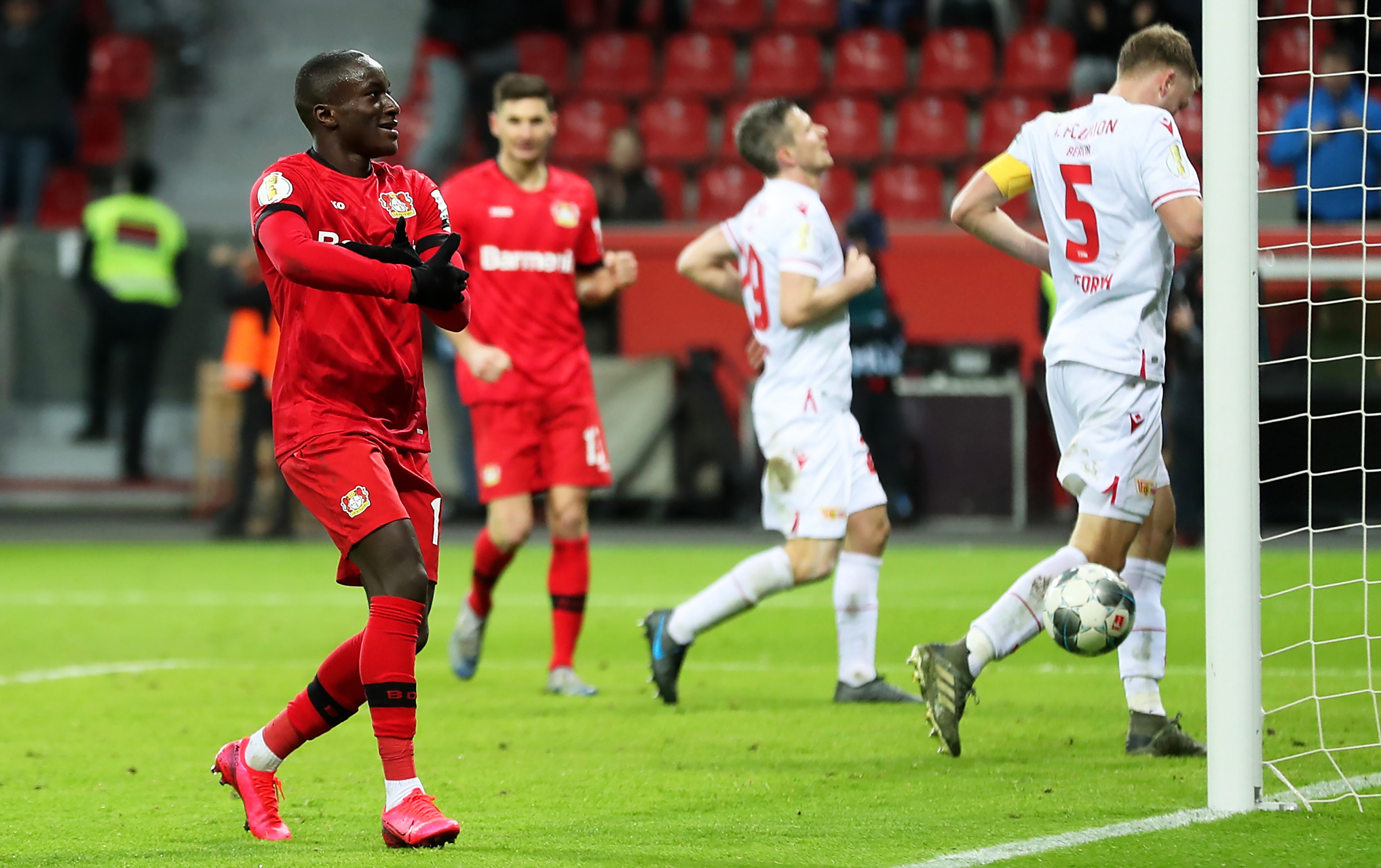 勒沃库森主场大胜，继续保持领先优势