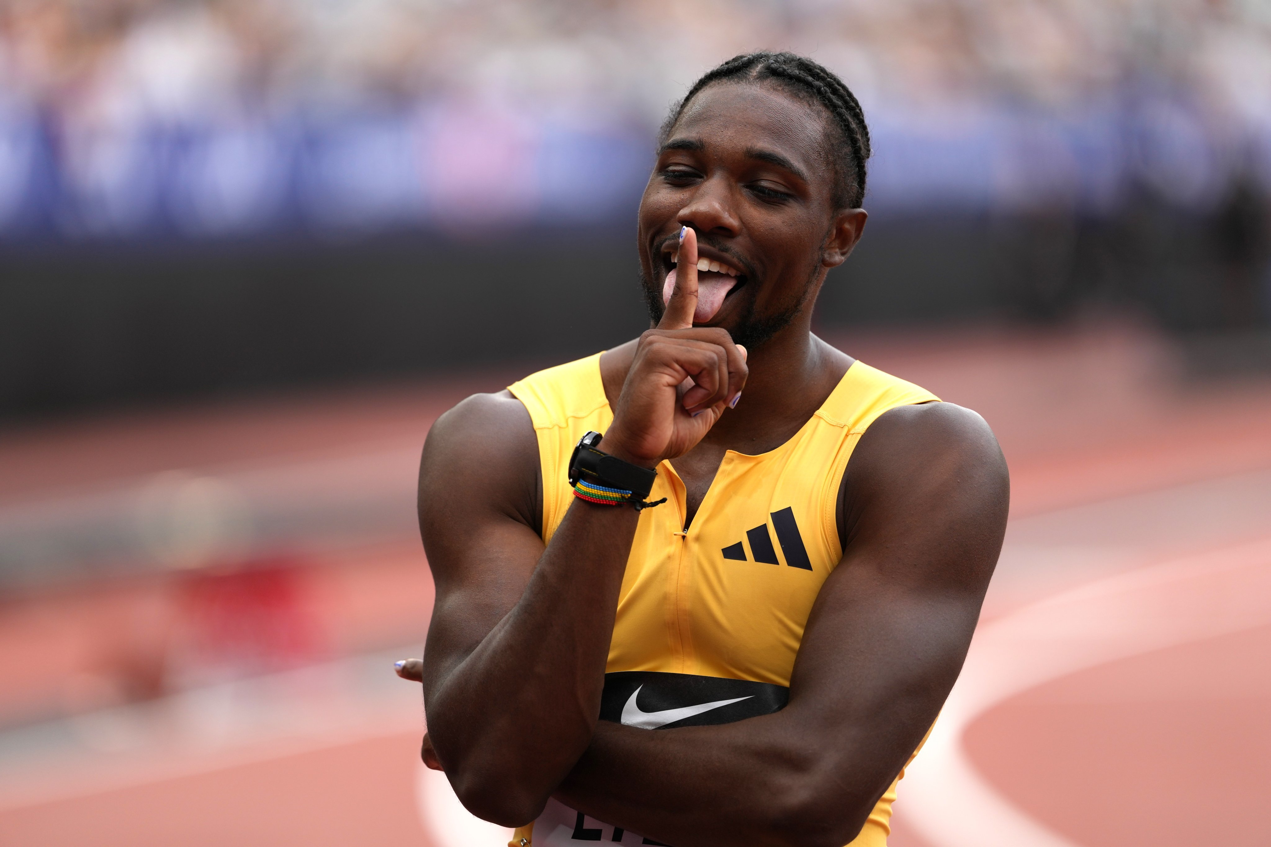 运动员们奋发向前，刷新个人最佳成绩