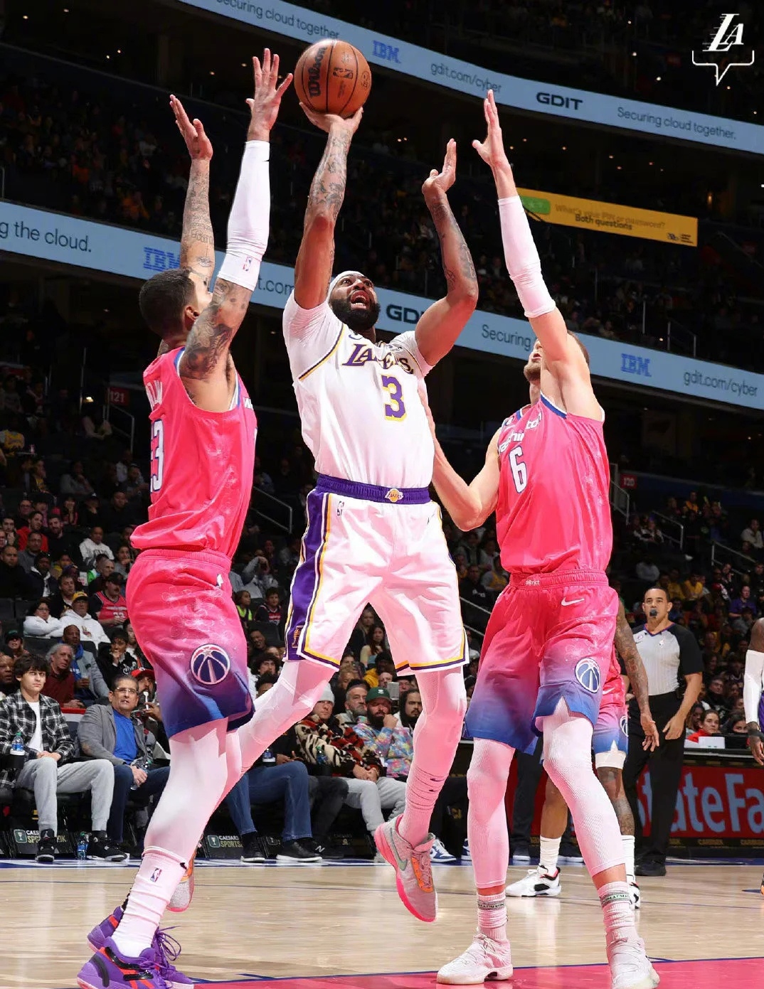 关于RGE碾压达拉斯独行侠，德约科维奇攻防两端统治比赛峡谷大战淘汰赛，成为赛场最大亮点的信息