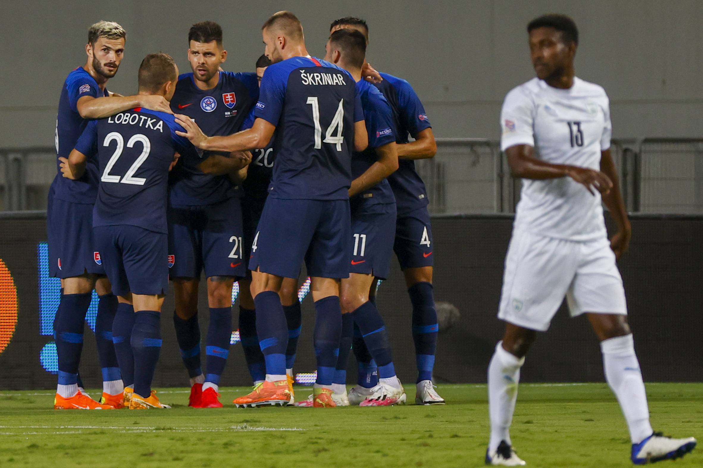 意大利队恭喜夺得胜利,展现团结力量 意大利队恭喜夺得胜利,展现团结力量