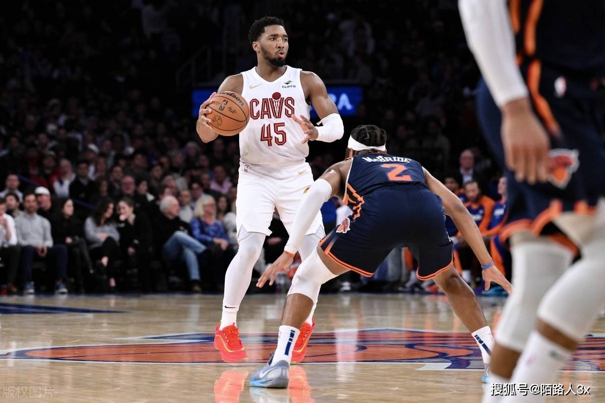 精彩篮球比拼，球场风云变幻的简单介绍