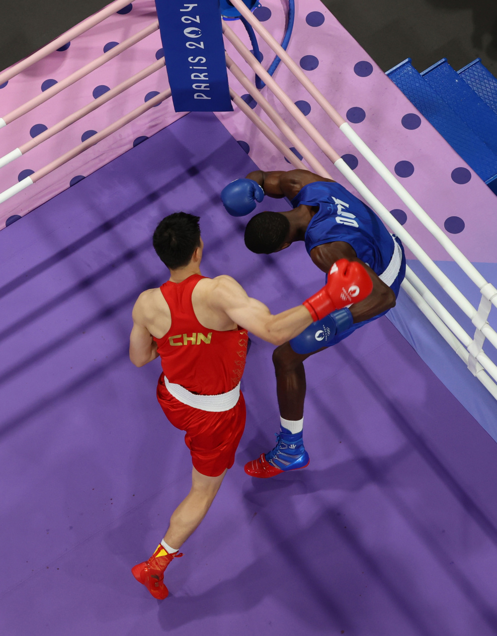 拳击选手刷新世界纪录,震撼全场的简单介绍 拳击选手刷新世界纪录,震撼全场的简单介绍