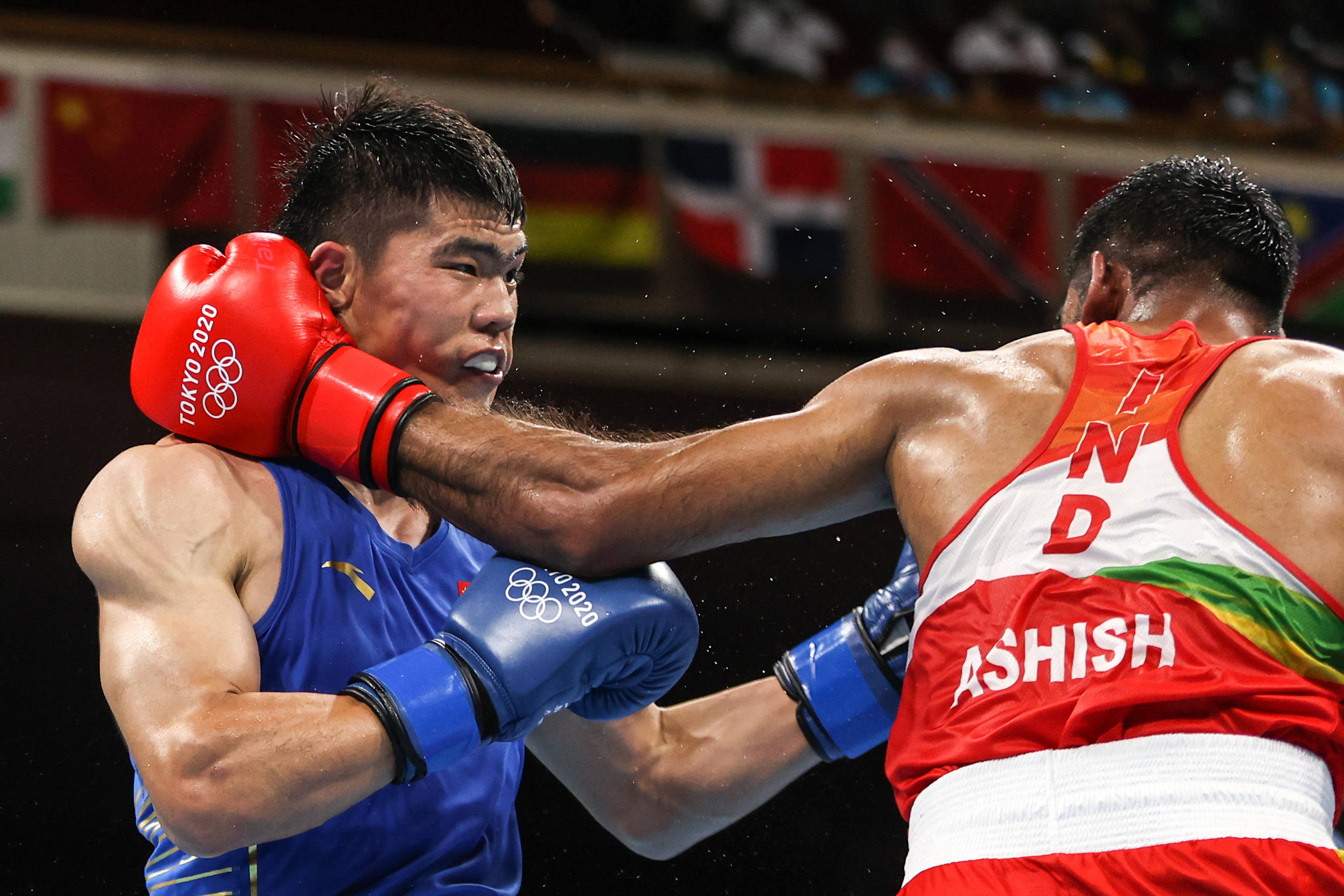 拳击选手刷新世界纪录,震撼全场的简单介绍 拳击选手刷新世界纪录,震撼全场的简单介绍