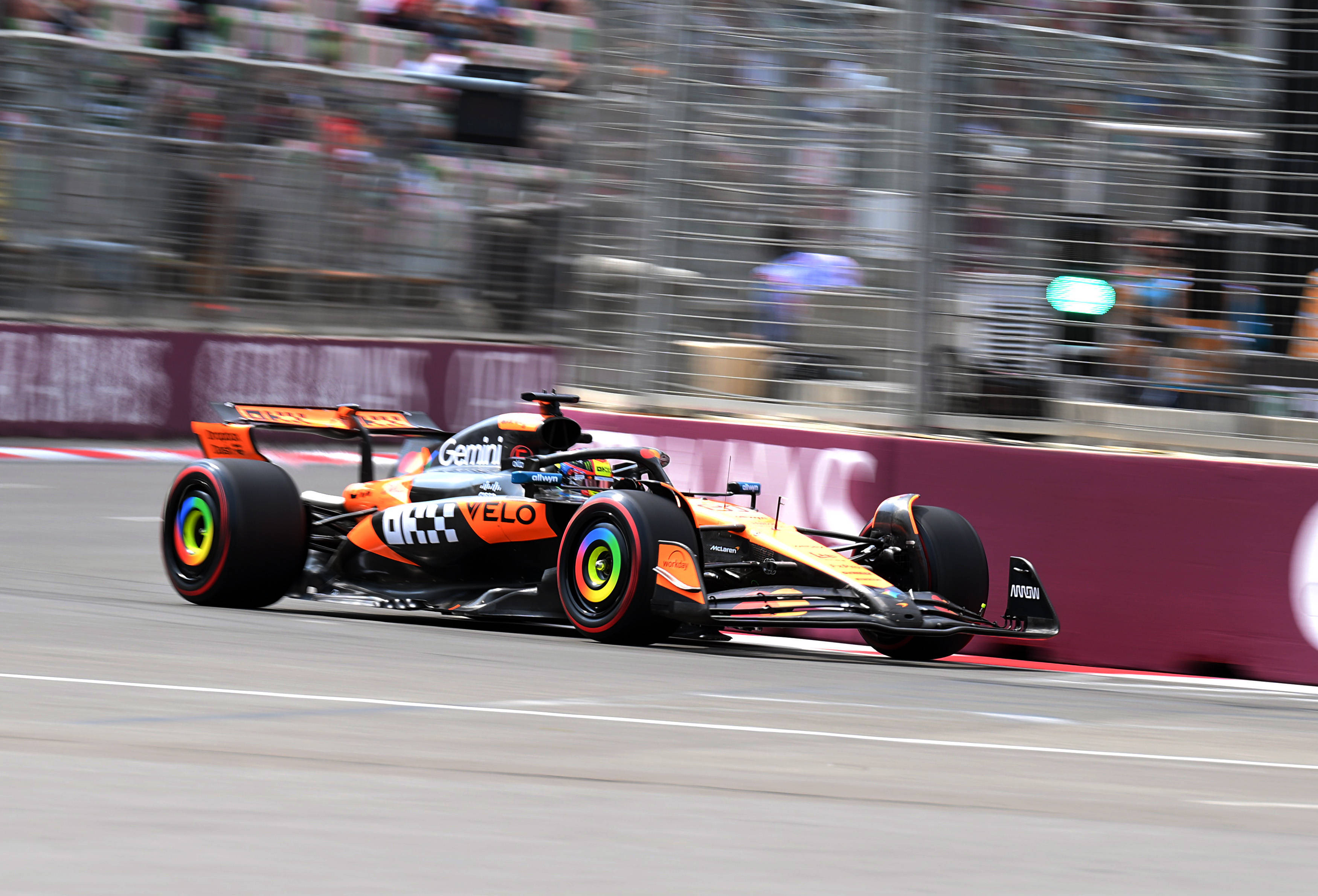 红牛二队翻盘迈凯伦,塞恩斯惊艳四座 红牛二队翻盘迈凯伦,塞恩斯惊艳四座